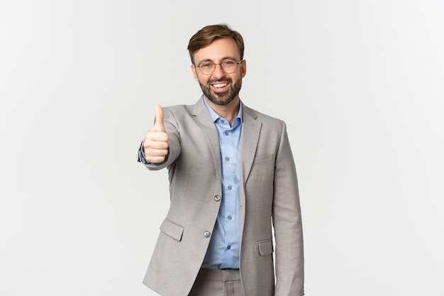 Ritratto di uomo d'affari sorridente bello con barba, indossando e occhiali