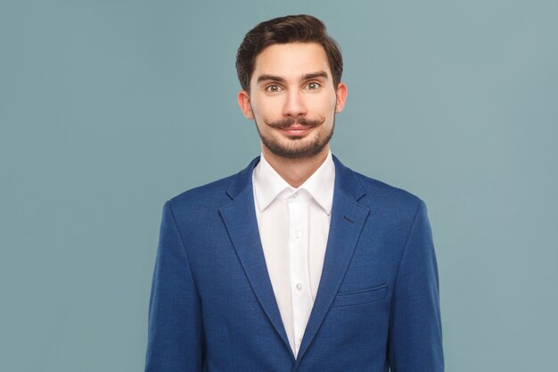Ritratto di uomo d'affari sorridente con i baffi