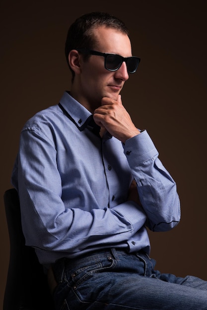 Ritratto di uomo di mezza età bello in occhiali da sole