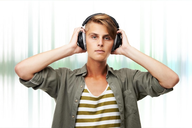 Ritratto di uomo e DJ con cuffie o onde audio che ascoltano musica sullo sfondo dello studio Giovane uomo o artista sonoro con cuffie in ritmo per podcast beat o traccia radio su mockup