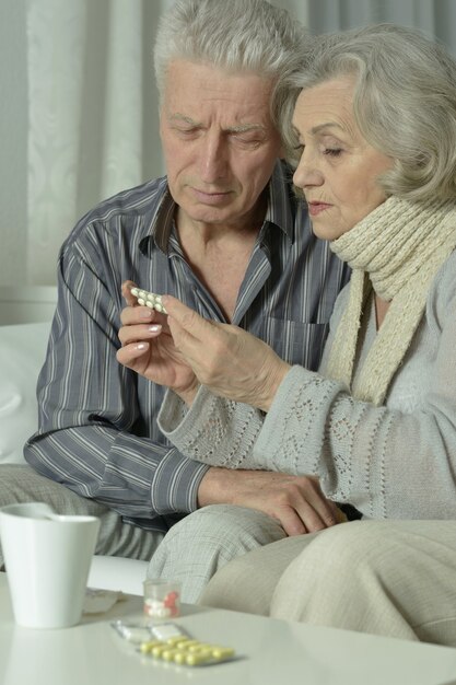 Ritratto di uomo e donna anziani con influenza