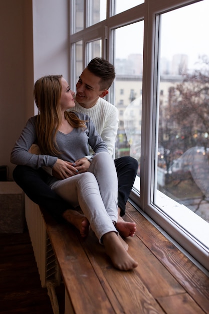 Ritratto di uomo e donna sorridenti a casa