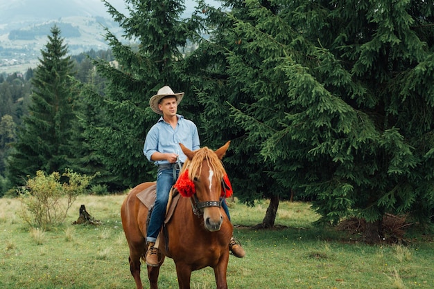 Ritratto di uomo felice a cavallo