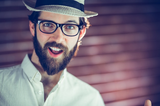 Ritratto di uomo felice che indossa cappello e occhiali da vista