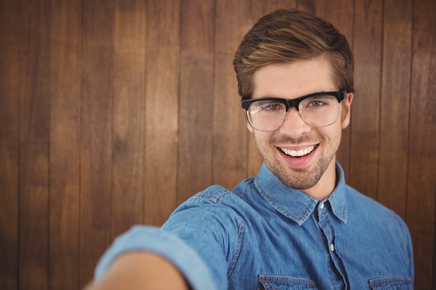 Ritratto di uomo felice che indossa occhiali da vista