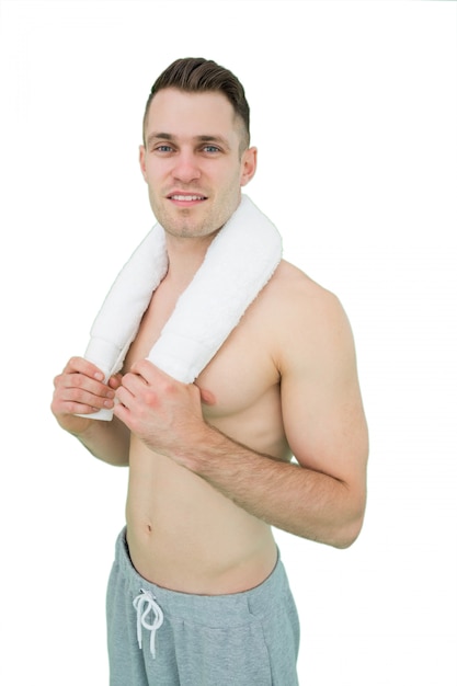 Ritratto di uomo felice che tiene asciugamano intorno al collo