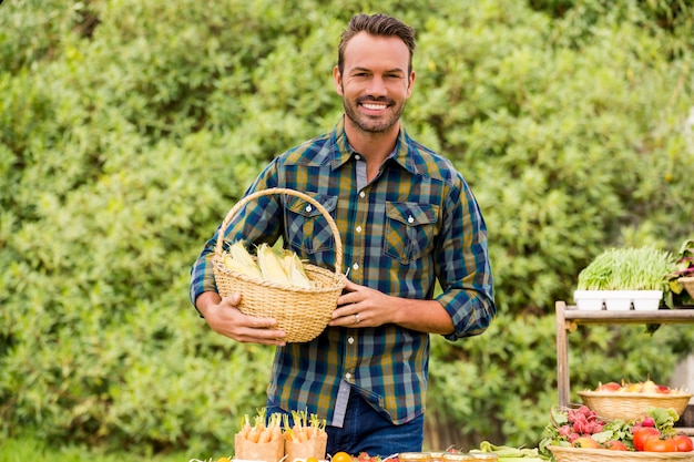 Ritratto di uomo felice che vende verdure biologiche