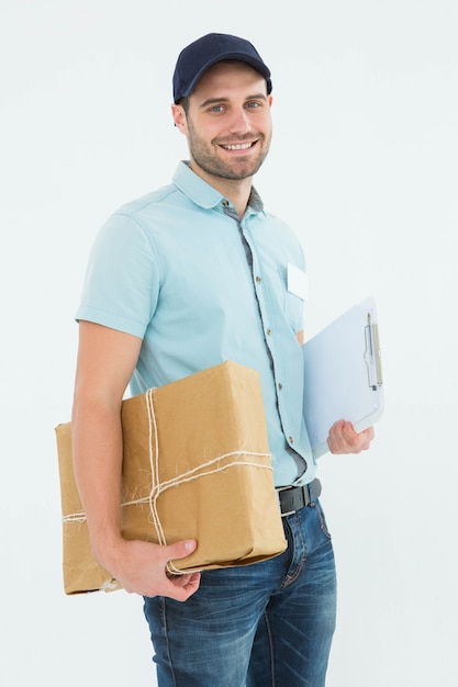 Ritratto di uomo felice corriere con pacco