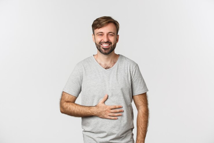 Ritratto di uomo felice sentirsi soddisfatto dopo aver mangiato cibo gustoso