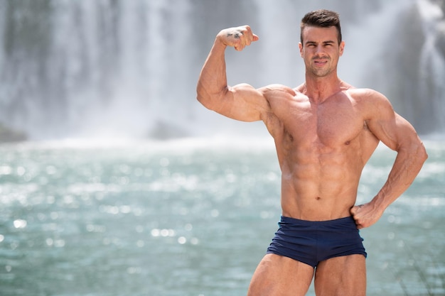 Ritratto di uomo fitness davanti alla cascata