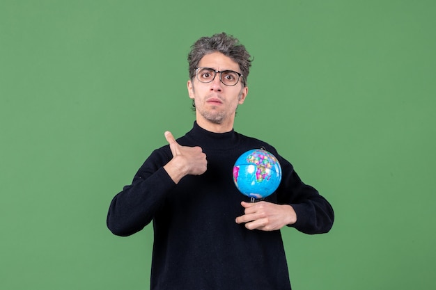 ritratto di uomo genio con globo terrestre studio shot sfondo verde mare spazio aria insegnante pianeta scuola natura