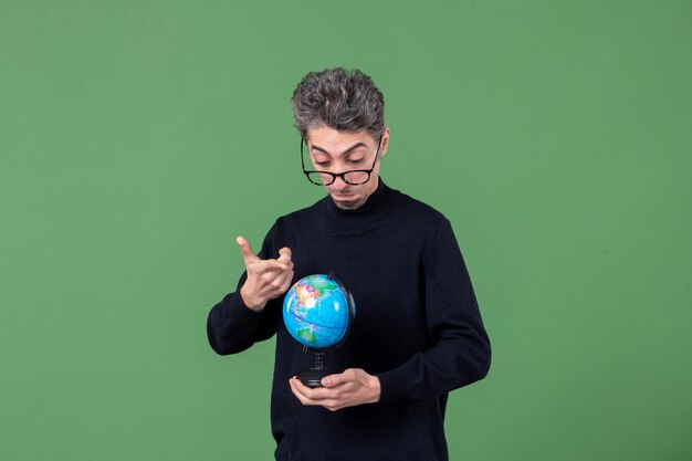 ritratto di uomo genio con globo terrestre studio shot sfondo verde natura aria mare insegnante space