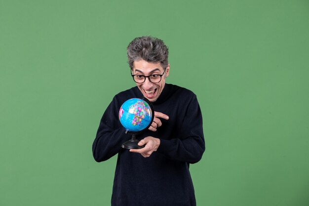 ritratto di uomo genio con piccolo globo terrestre studio shot sfondo verde pianeta insegnante space