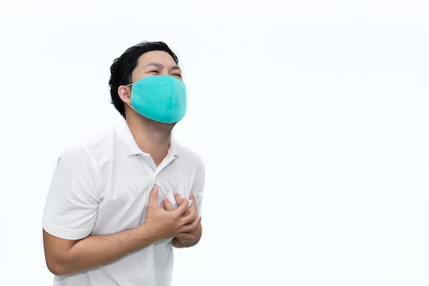 Ritratto di uomo indossare proteggere la maschera su sfondo biancoIndossare una maschera per prevenire COVID19 Pandemic Coronaviruslavoratore con maschera medica contro e fermare il coronavirus