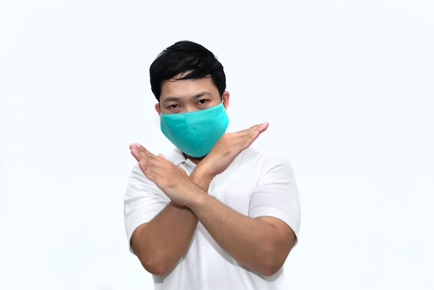 Ritratto di uomo indossare proteggere la maschera su sfondo biancoIndossare una maschera per prevenire COVID19 Pandemic Coronaviruslavoratore con maschera medica contro e fermare il coronavirus