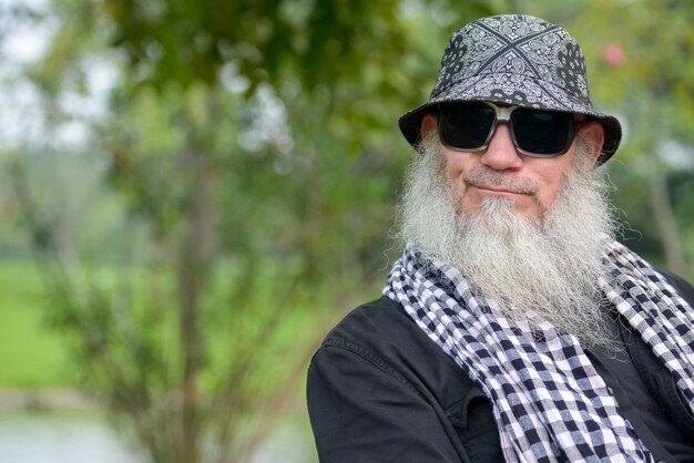 Ritratto di uomo maturo barbuto hipster presso il parco all'aperto