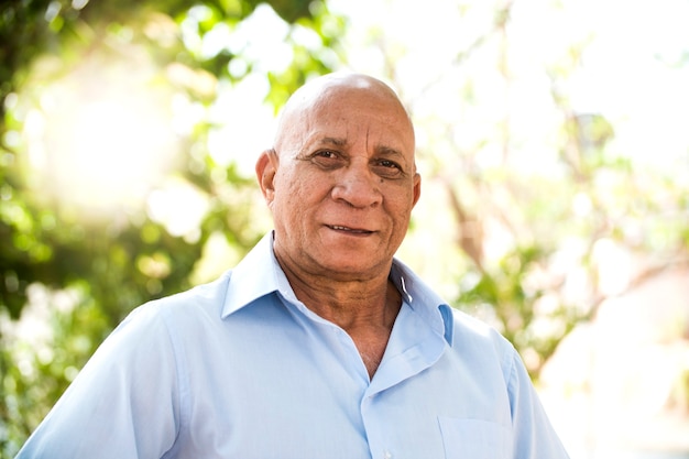 ritratto di uomo nero brasiliano senior guardando la fotocamera nel tramonto e sorridente. Forma orizzontale, copia dello spazio