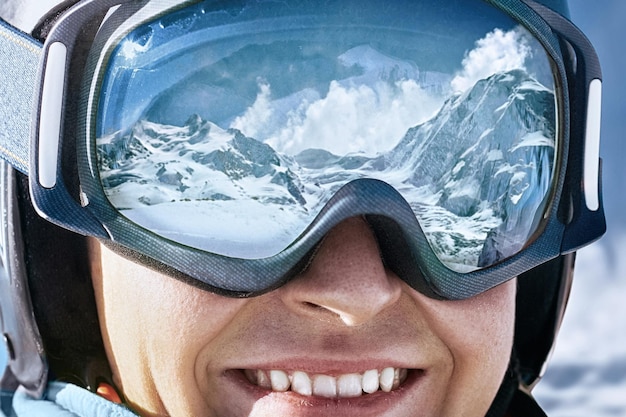 Ritratto di uomo presso la stazione sciistica sullo sfondo di montagne e cielo blu