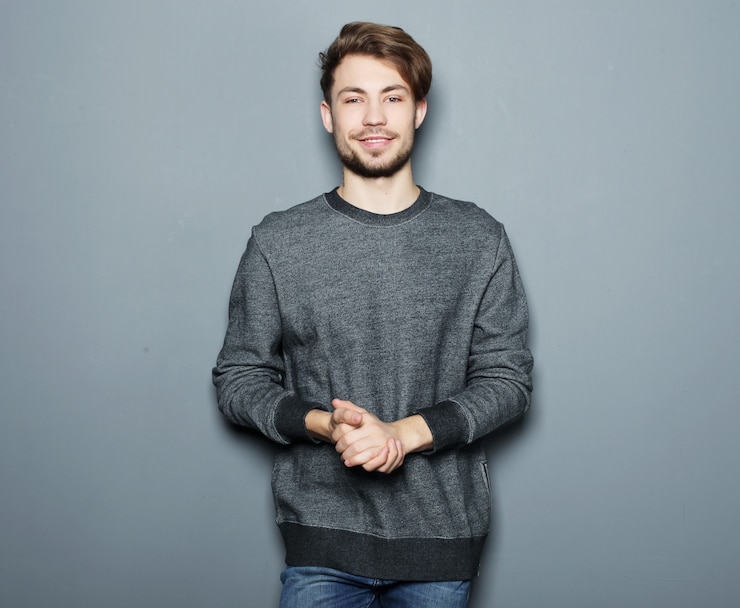 Foto ritratto di uomo sexy su grigio