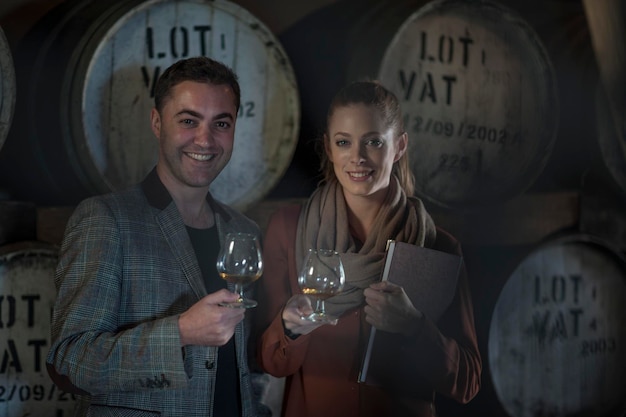 Ritratto di uomo sorridente e donna degustazione di vino