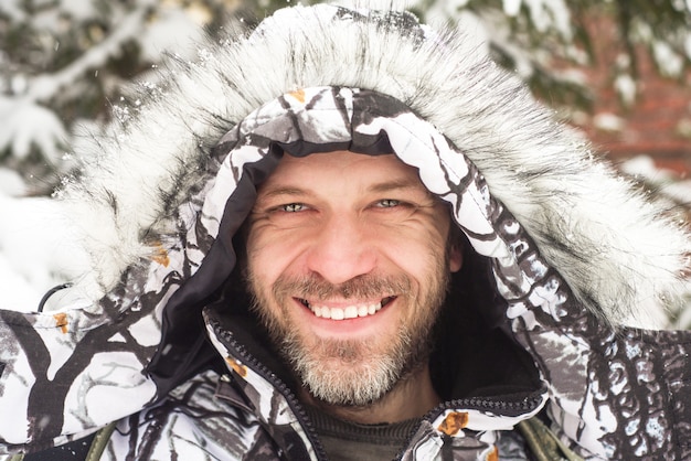 Ritratto di uomo sorridente in giacca invernale