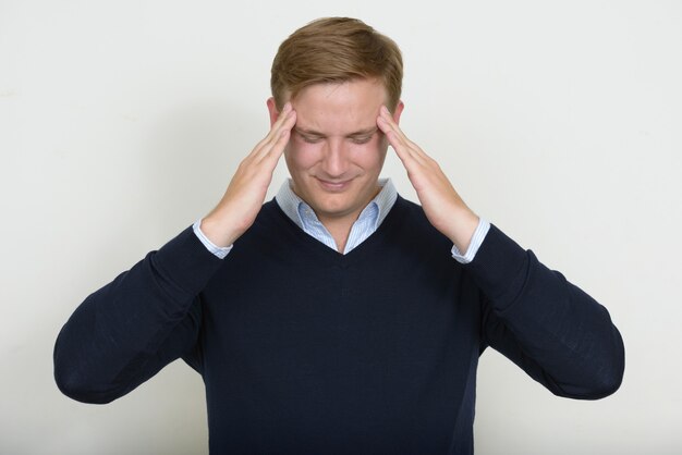 Ritratto di uomo stressato con capelli biondi che ha mal di testa