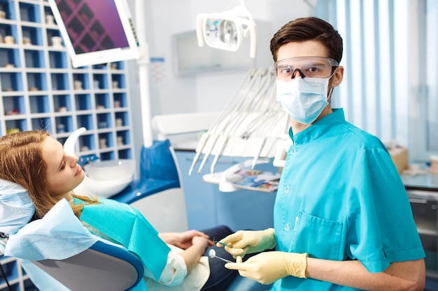 Ritratto di viso maschile sorriso Concetto di cure odontoiatriche L'ispezione dentale viene data a Bell'uomo