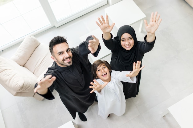 Ritratto di vista dell&#39;angolo alto della famiglia musulmana araba felice a nuova casa moderna