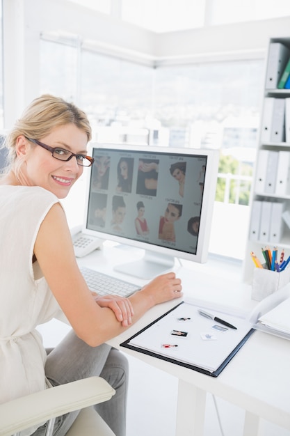 Ritratto di vista laterale di un redattore di foto femminile che lavora al computer