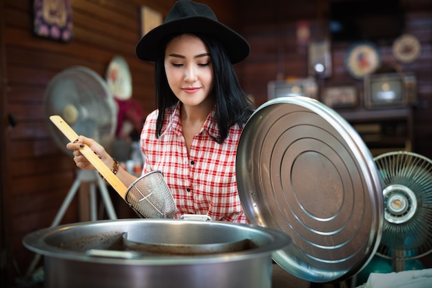 Ritratto di vita del venditore di noodles al mercato di Amphawa