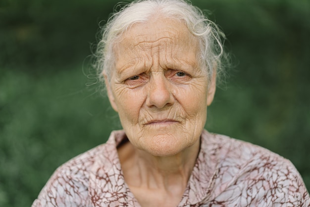 Ritratto Donna anziana triste. Ritratto di una nonna adulta dai capelli grigi. Anziano depresso che soffre di solitudine