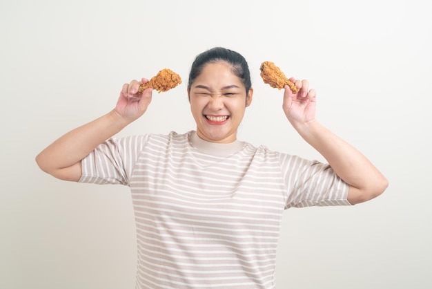 ritratto Donna asiatica con pollo fritto a portata di mano