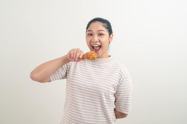 ritratto Donna asiatica con pollo fritto a portata di mano