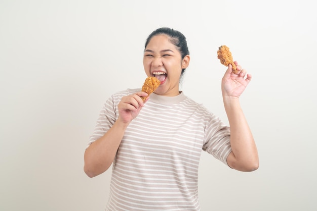 ritratto Donna asiatica con pollo fritto a portata di mano