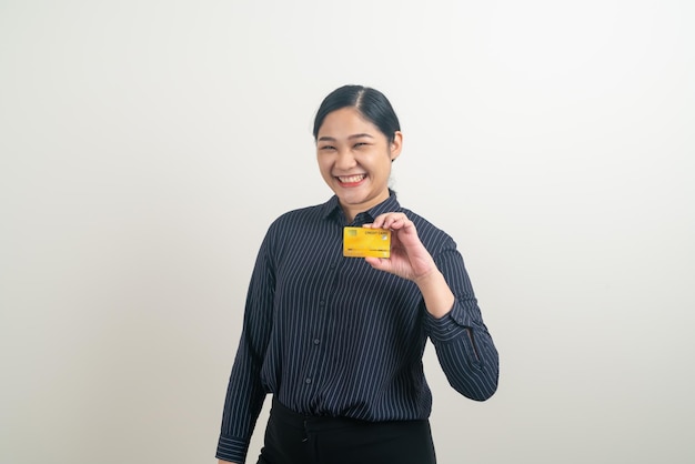 ritratto donna asiatica in possesso di carta di credito con sfondo bianco