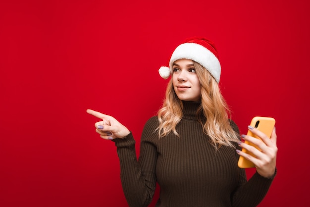 ritratto donna che indossa il cappello della Santa con il telefono