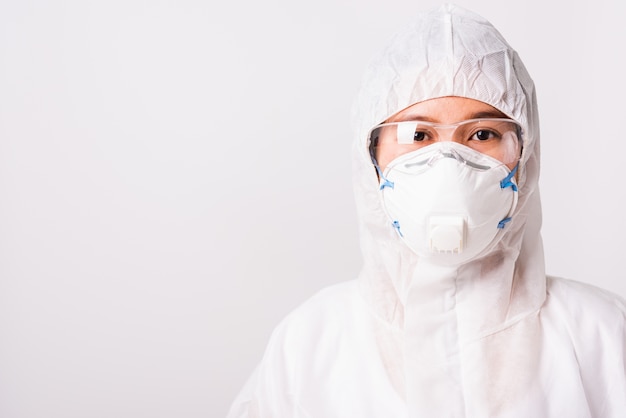 Ritratto donna medico o infermiere in uniforme DPI e guanti che indossano maschera protettiva in laboratorio