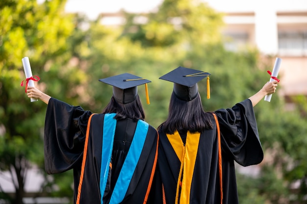 Ritratto Due donne laureate, laureate in possesso di un diploma e sono felici