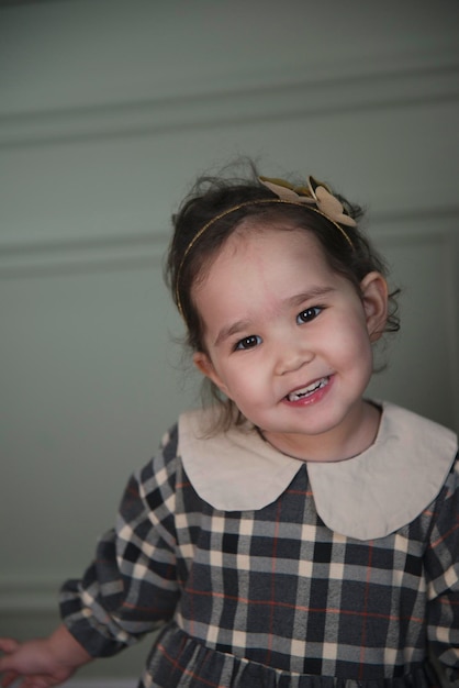 ritratto emotivo di una bambina asiatica in un abito vintage in stile vintage di halloween