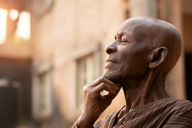 Ritratto esterno dell'uomo africano maggiore