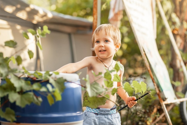 Ritratto estivo di bambino felice in vacanza bambino attivo active