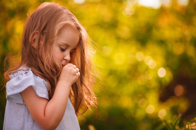 Ritratto estivo di ragazza con camomilla Foto ravvicinata di un fiore Concetto senza allergie Libertà