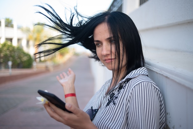 Ritratto estivo di una giovane donna