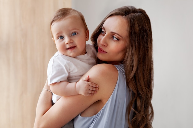 ritratto Felice bella famiglia caucasica Attraente madre ama suo figlio bambino piccolo occhi blu