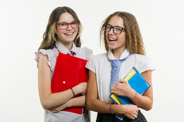 Ritratto felice del primo piano degli amici della High School. Posa sulla fotocamera