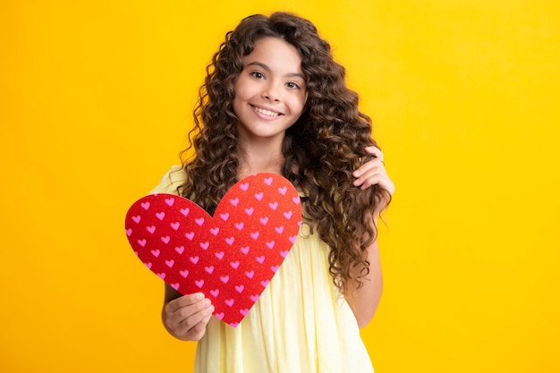 Ritratto felice dell'adolescente Ragazza del bambino dell'adolescente a forma di cuore Buon San Valentino Concetto di amore e sentimenti piacevoli Ragazza sorridente