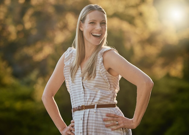 Ritratto felice e donna rilassarsi nel parco sorriso e allegro mentre si cammina nella natura aria fresca e gioia Affronta la ragazza e l'avventura nella foresta eccitata e si diverte a posare e ridere su sfondo bokeh