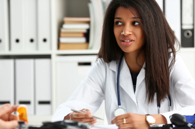 Ritratto femminile della penna dell'argento della stretta della mano del medico della medicina