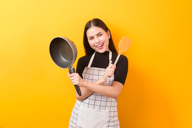 Ritratto femminile felice del cuoco su giallo