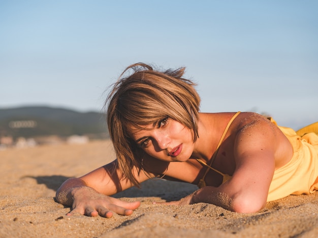 Ritratto femminile sulla spiaggia nel tramonto